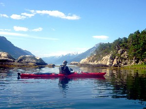 Urlauber genießt die Sicht auf den Fjord 