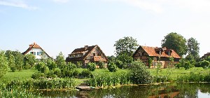 Häuser an einem kleinen See