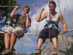 zwei Jugendliche klettern in unseren Bergsportcamp 